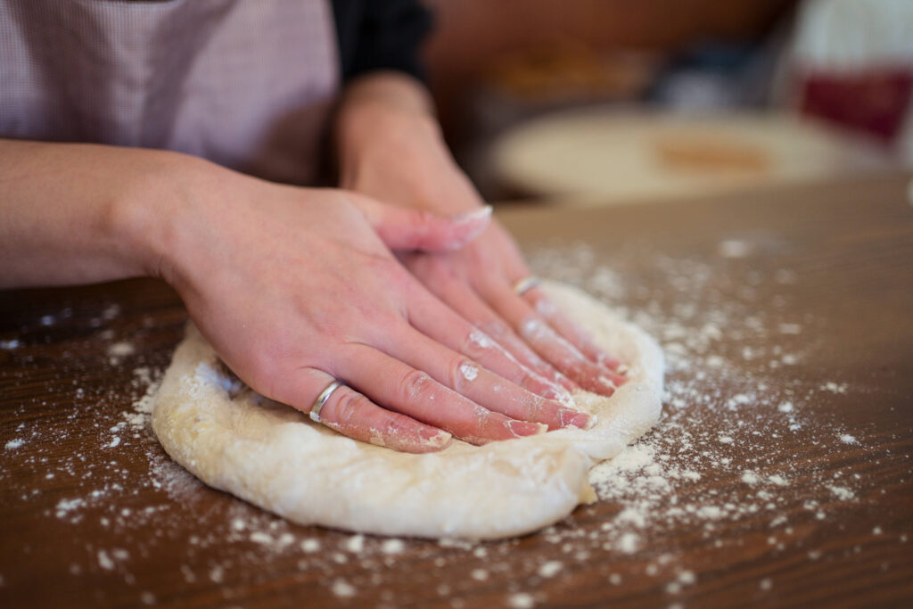 Pizza Hacks Frau knetet Teig