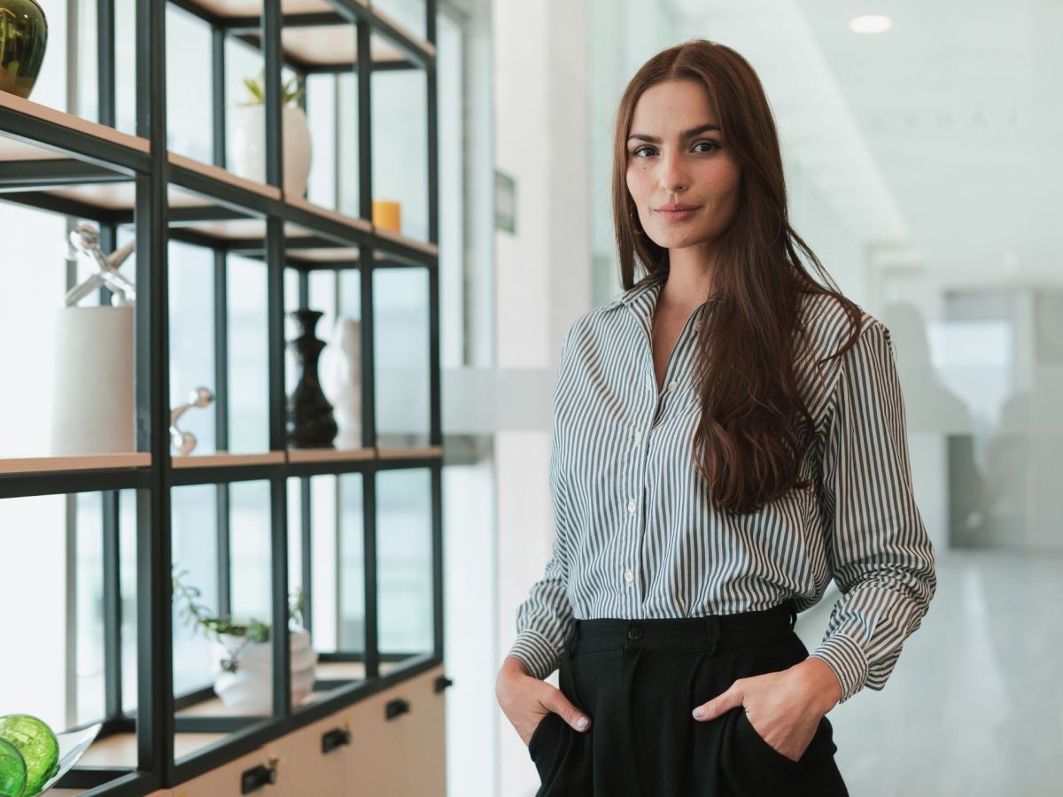 frau im büro mit parfum