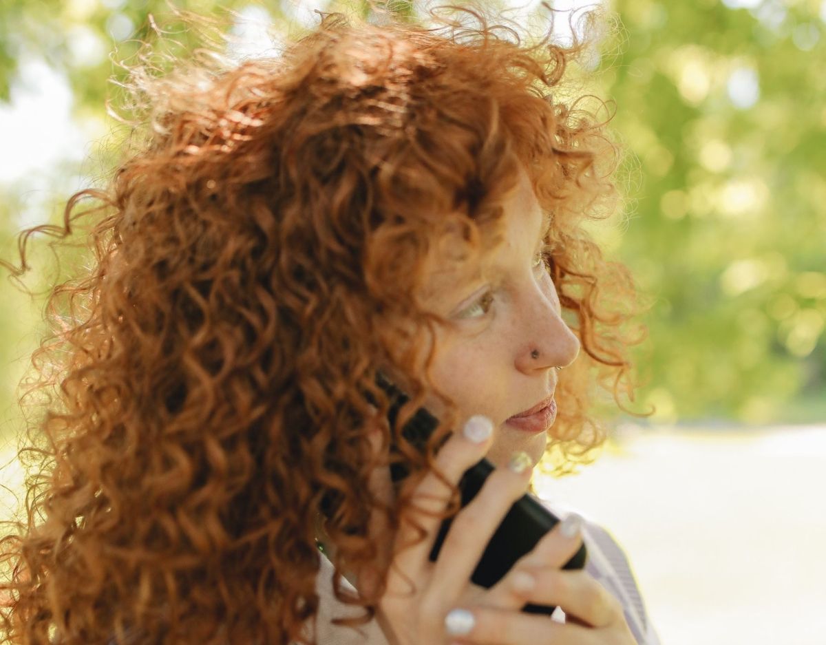 Frau am Telefon