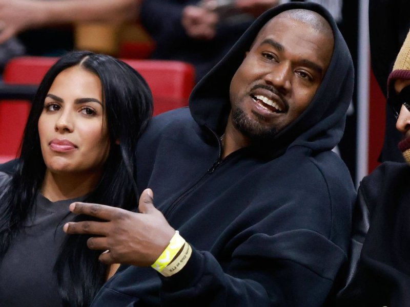 Chaney Jones und Kanye West beim Spiel der Miami Heat gegen Minnesota Timberwolves.. © imago images/MediaPunch