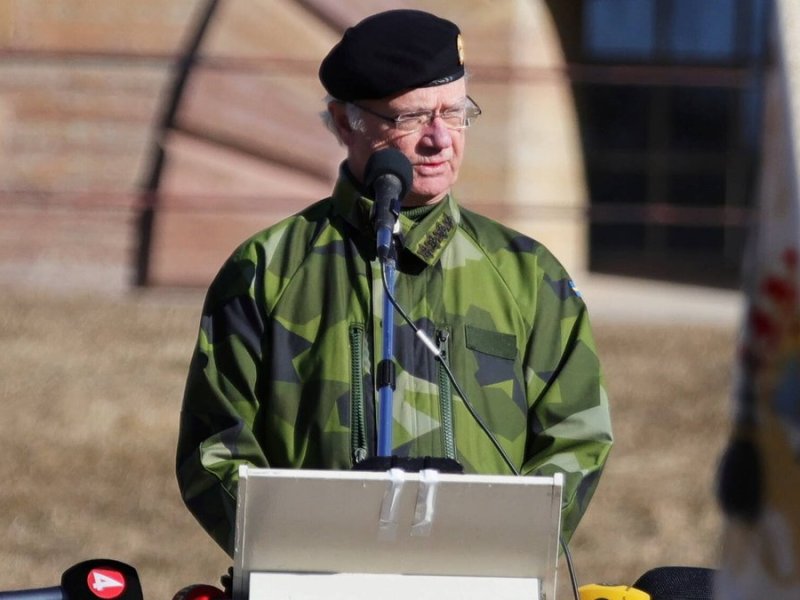 König Carl XVI. Gustaf von Schweden trug bei seiner Rede in Karlsborg Militäruniform.. © imago images/TT/Adam Ihse