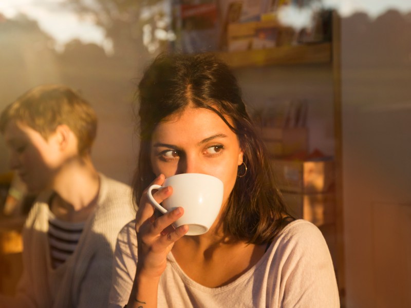 Frau Kaffee trinken