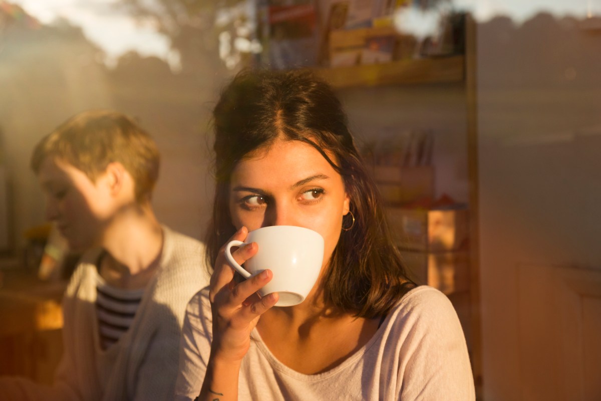 Frau Kaffee trinken