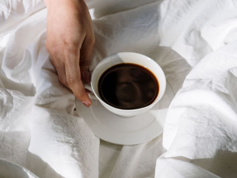 Hand mit Kaffeetasse