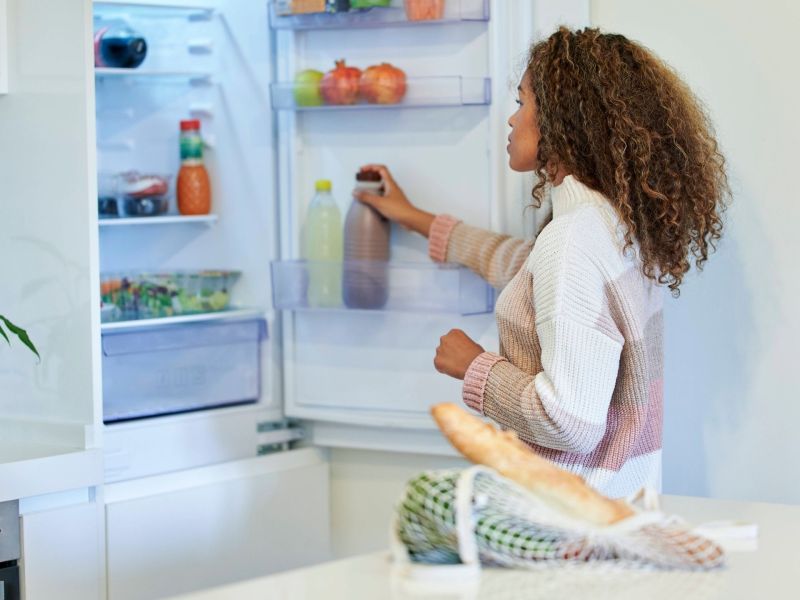 Frau Kühlschrank Strom sparen