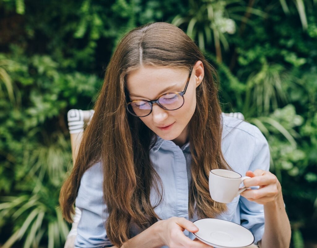 Frau mit Espresso