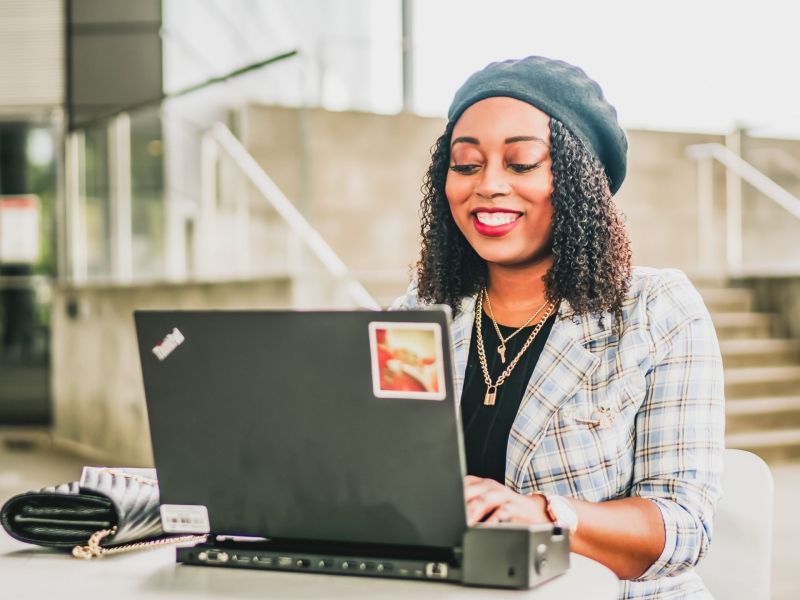 frau arbeiten jung laptop job business