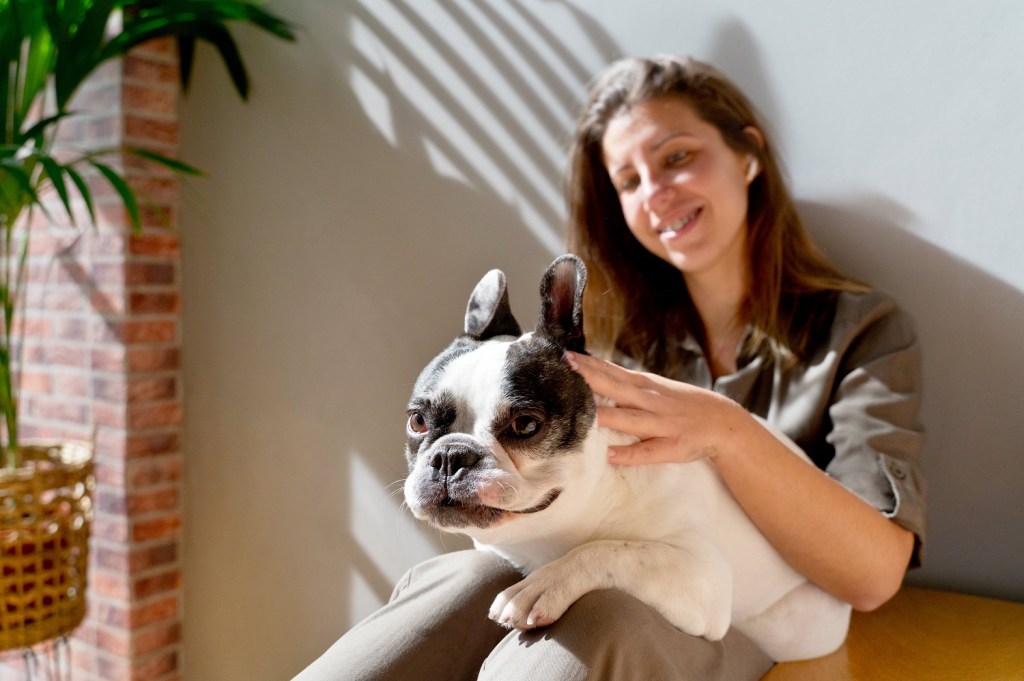 Frau mit Hund auf dem Schoß