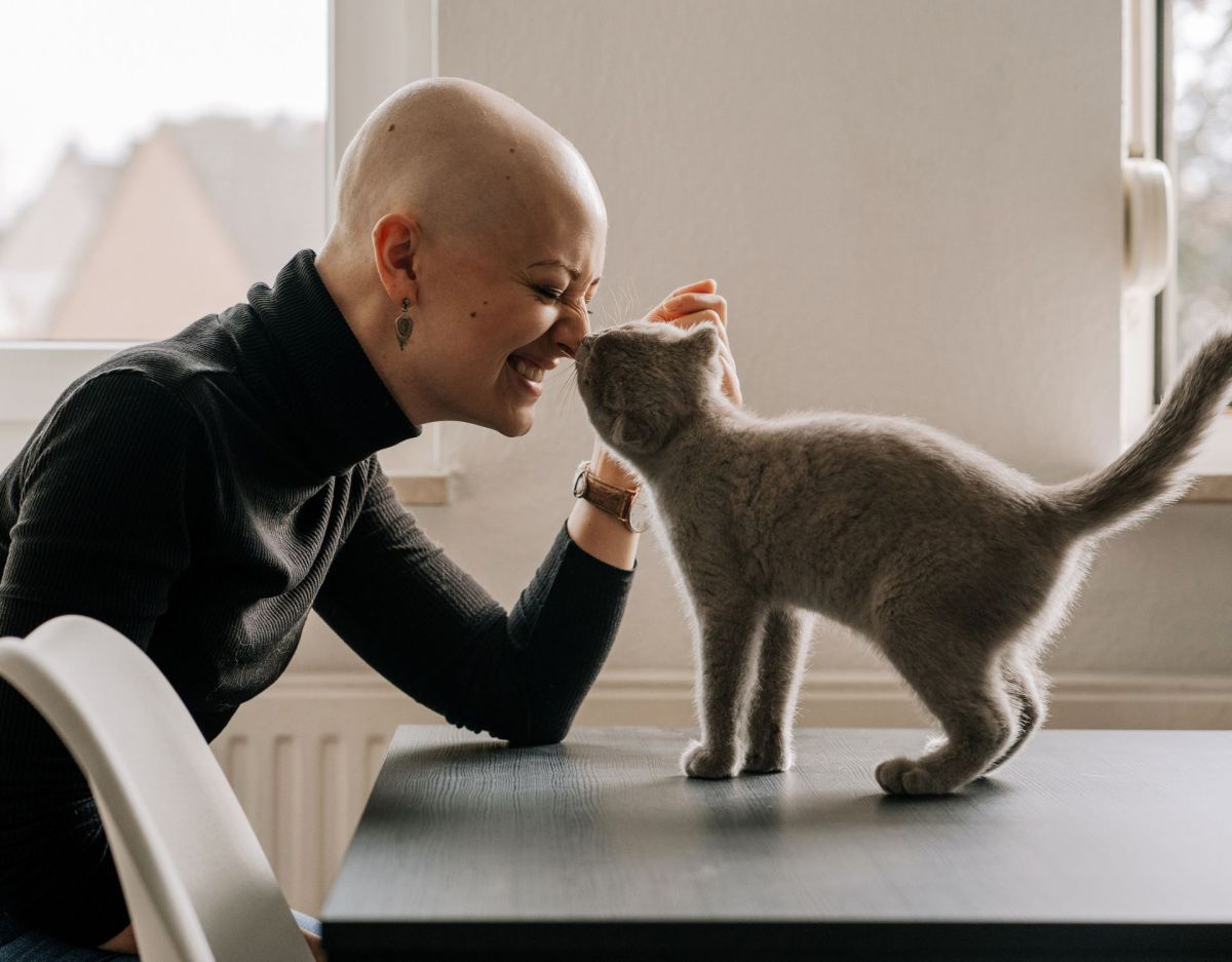 Frau kuschelt mit Katze