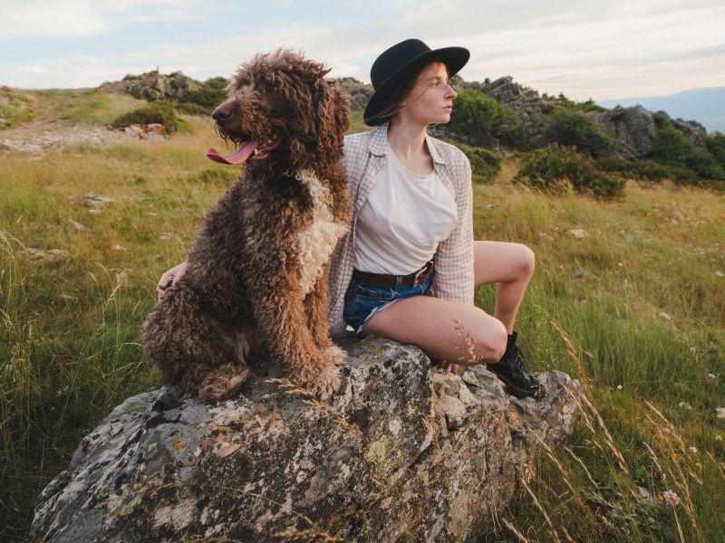 Frau mit Labradoodle