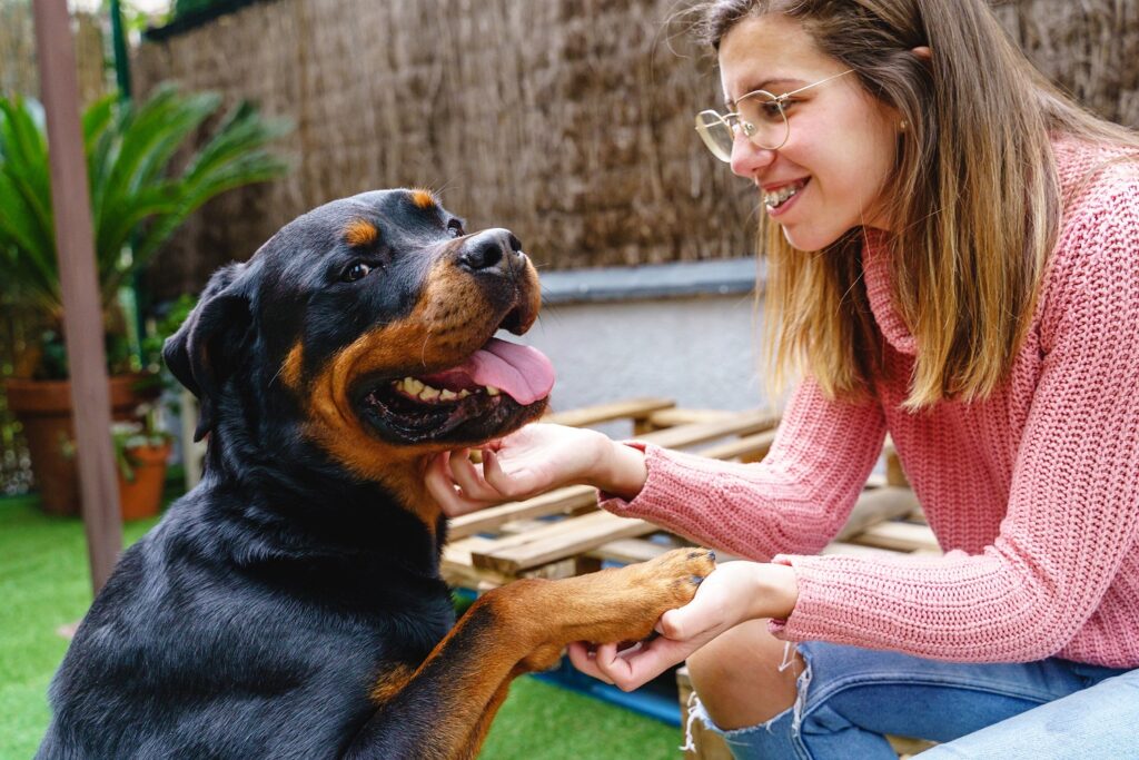 Frau redet mit Hund