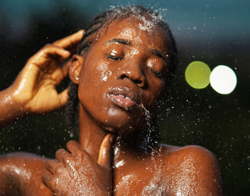 Frau mit Wasser im Gesicht