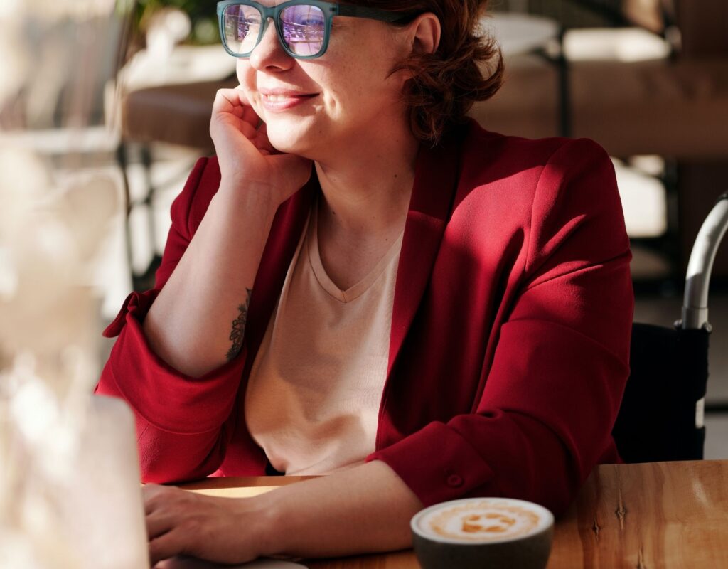 Frau mit Kaffeetasse an Tisch