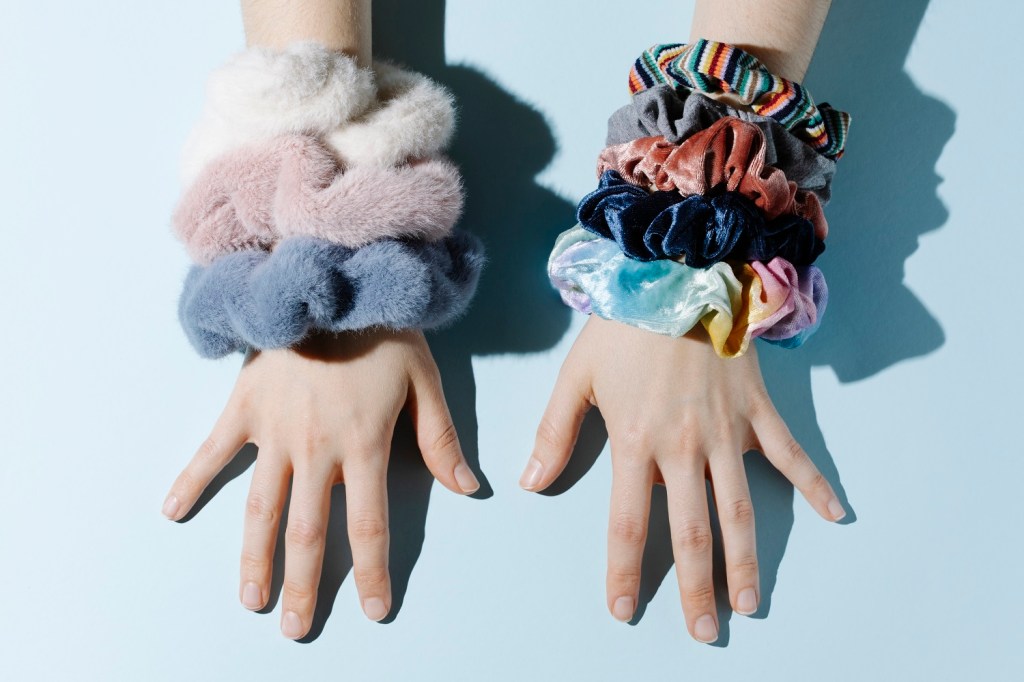 Arme mit Scrunchies