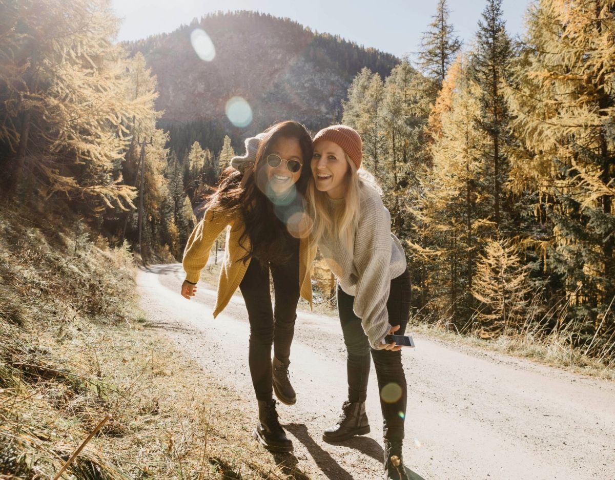 Reiseziele in der Schweiz zwei Frauen wandern günstiger Wochenendtrip