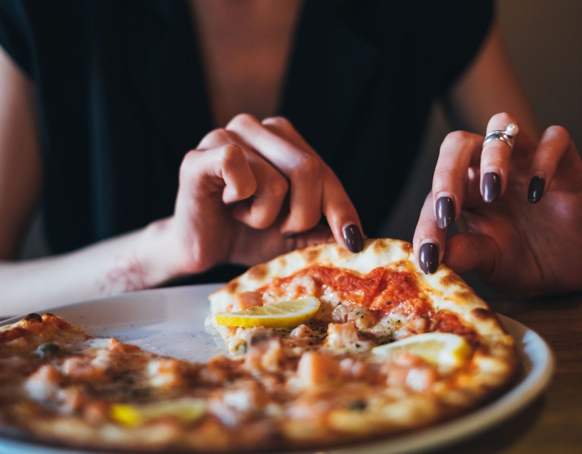 drei Pizzen auf Backblech