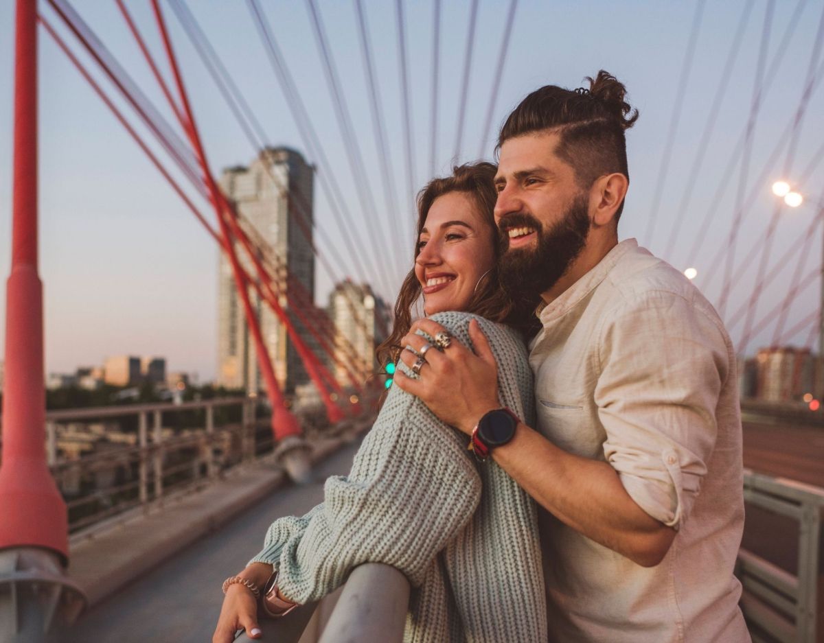 Frau und Mann Brück Lachen Liebe