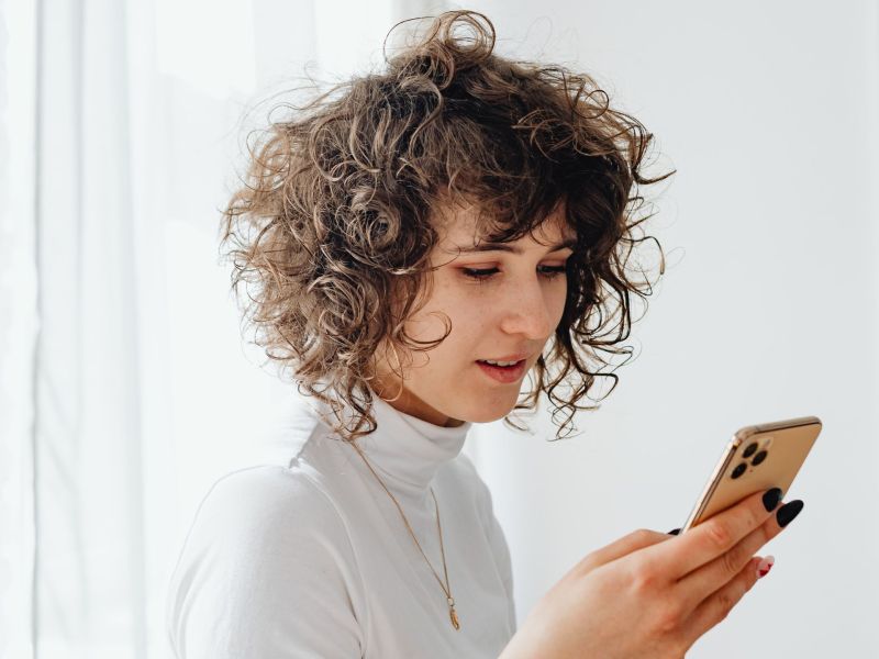 Frau mit Handy in der Hand