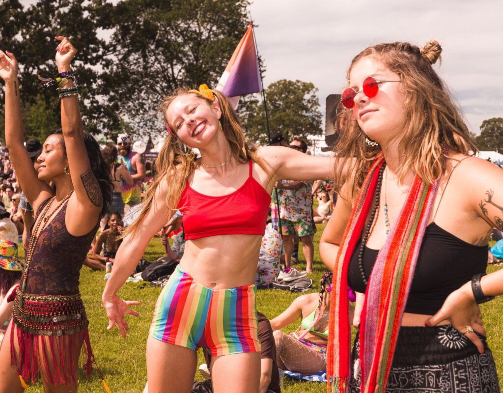 Frauen im Festival-Look