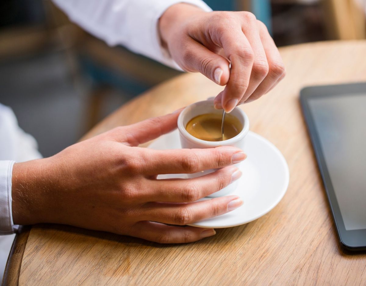 Frau Hand Espresso