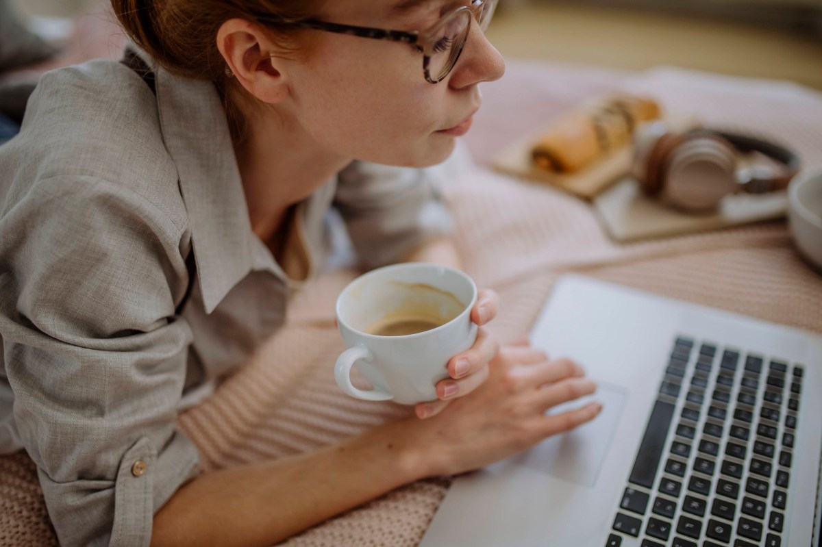 Frau mit Kaffee am Laptop