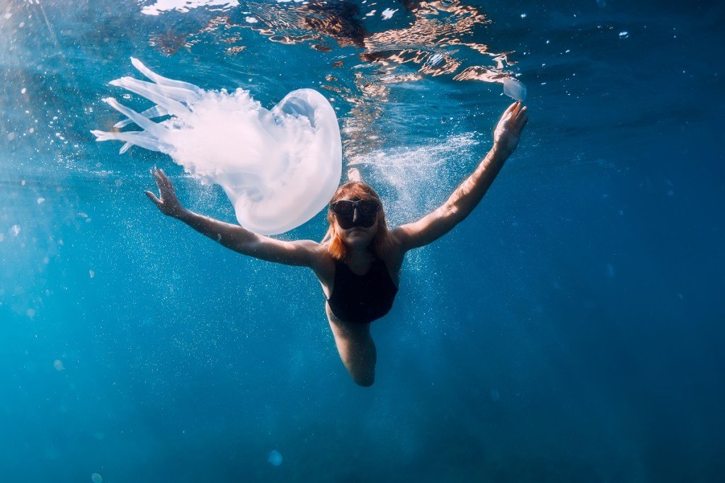 Frau im Meer mit Qualle