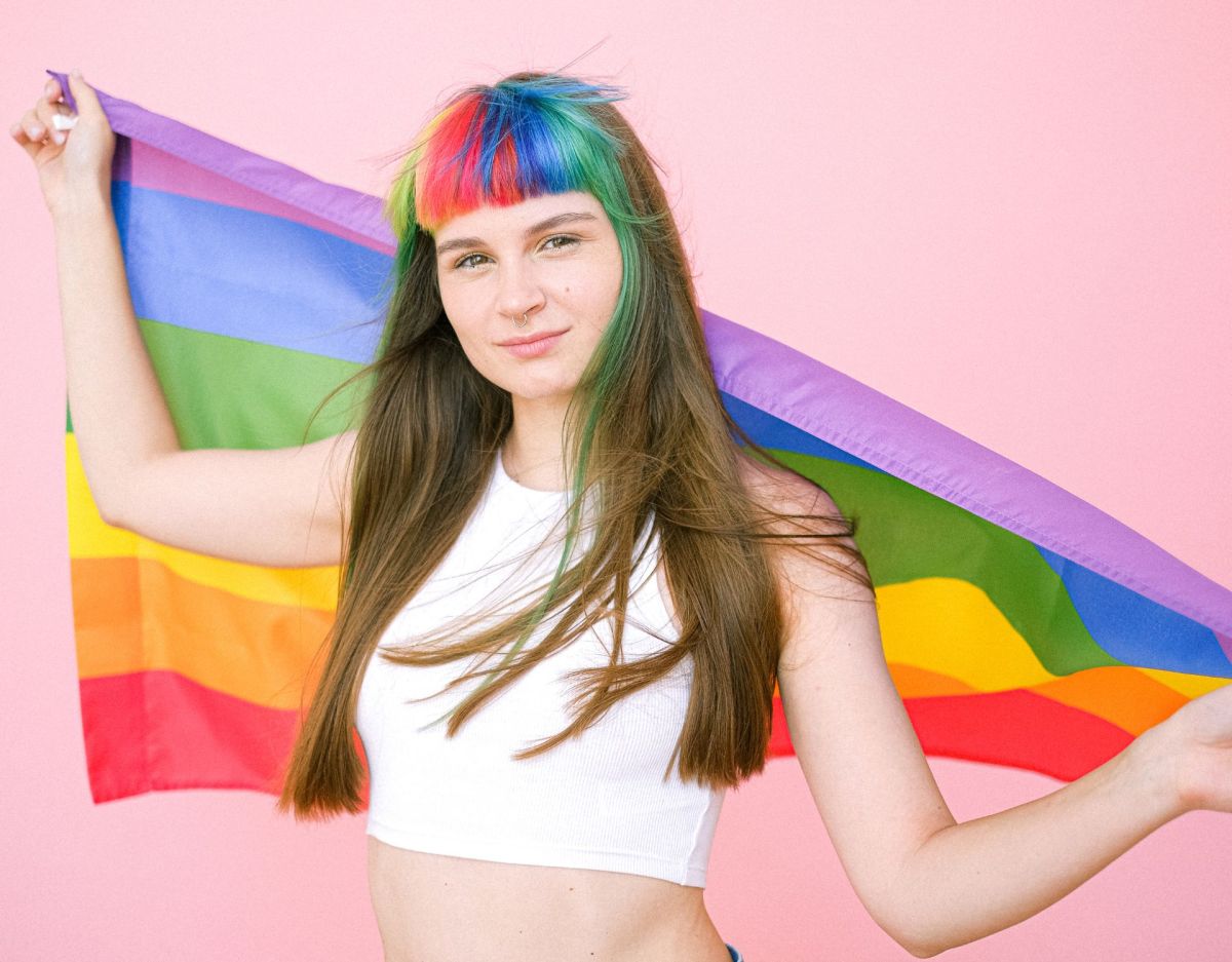 Frau mit Regenbogenflagge