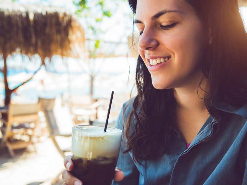 Frau trinkt Caffe Leccese