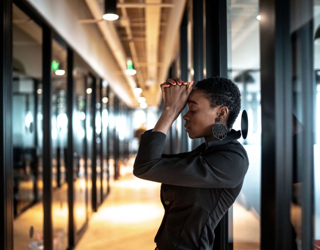 schlechter Chef Arbeit Büro Stress Burnout Frau