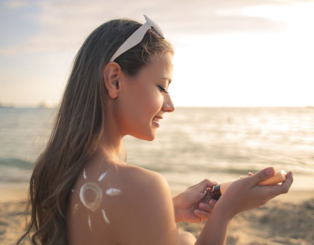 frau strand sonne sonnenschutz