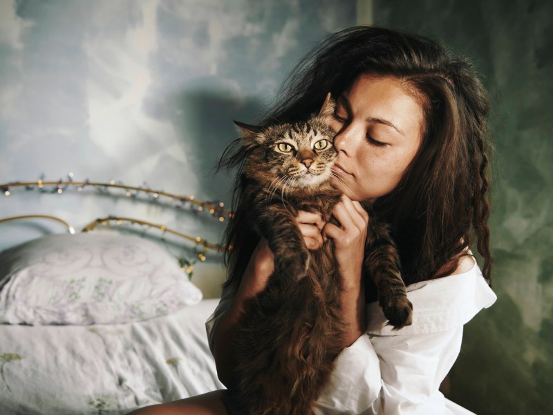 Frau mit Katze im Bett