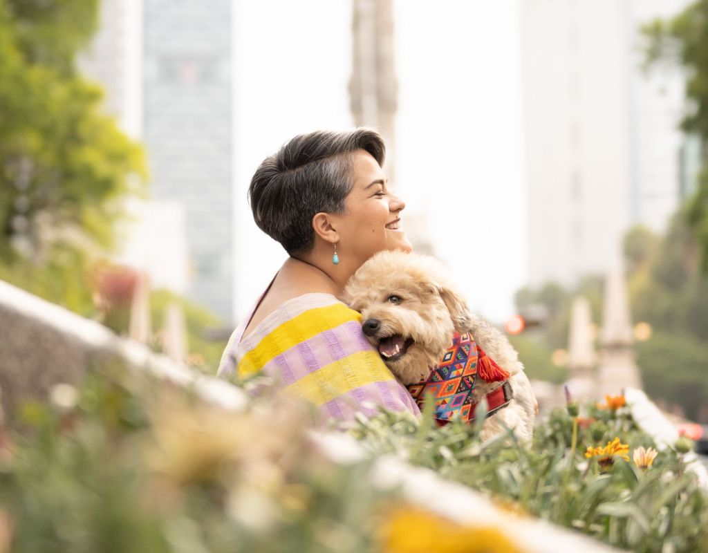 Frau kuschelt mit Hund