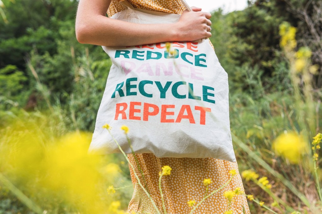 Frau mit Tote Bag