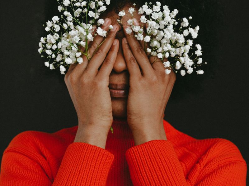 Frau mit Blumen vor den Augen