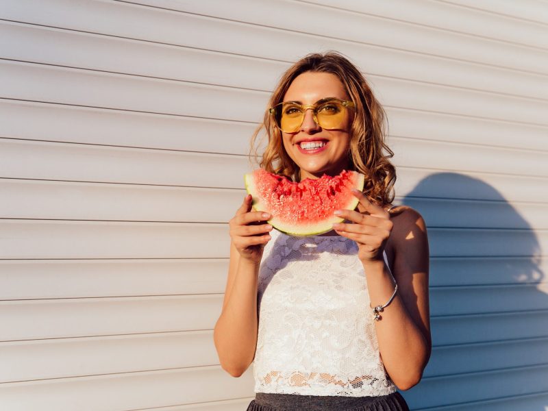 Frau Wassermelone essen