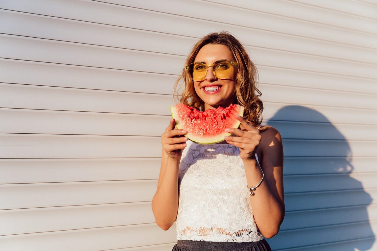 Frau Wassermelone essen