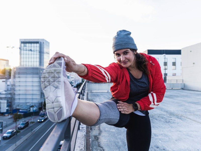 Wie oft Sport in der Woche: Joggerin dehnt sich