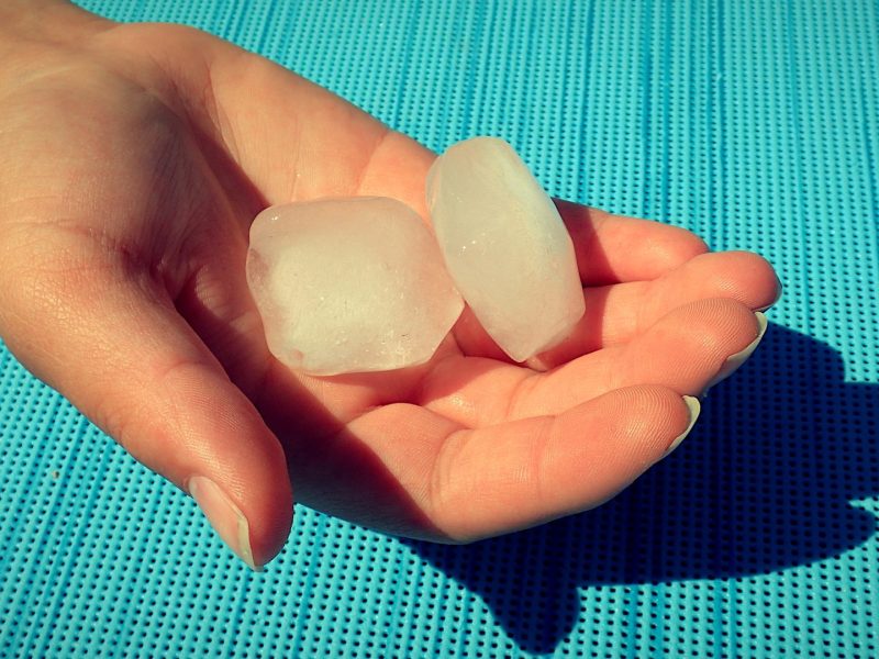 Eiswürfel in der Hand einer Frau