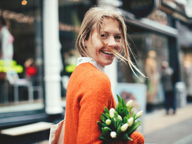 Kurztrip Niederlande Frau Tulpen