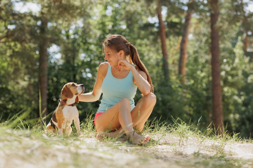 Frau mit Beagle