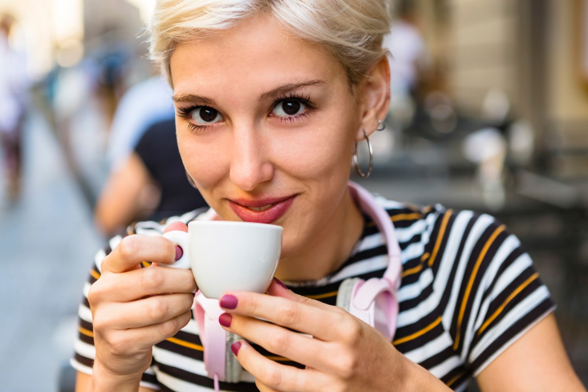 Frau trinkt Espresso