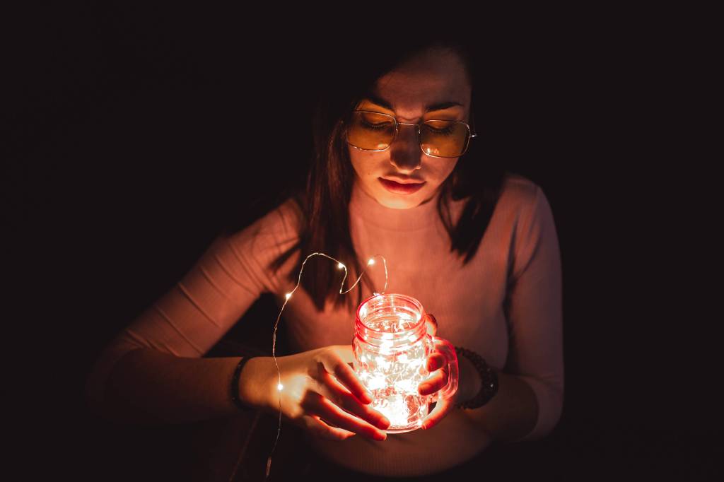 Frau mit Lichterkette