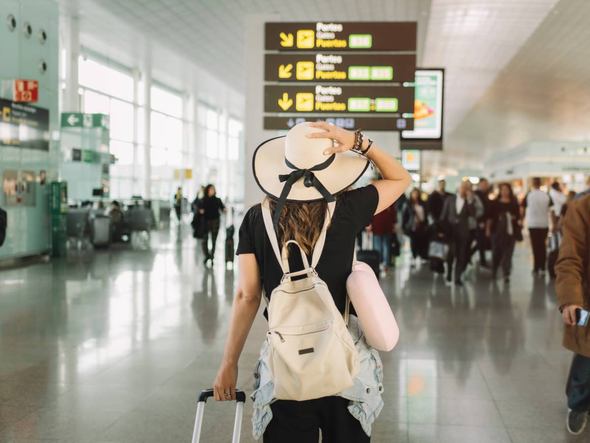 Frau mit Rucksack am Flughafen