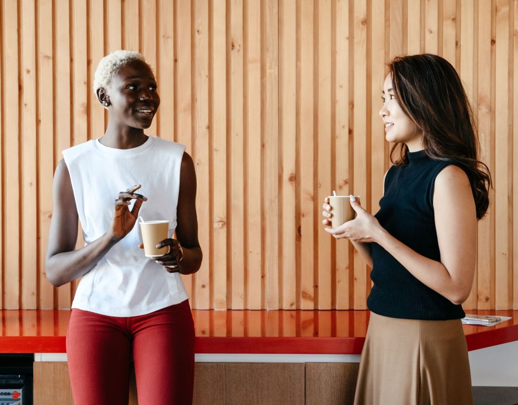 Zwei Frauen mit Kaffee