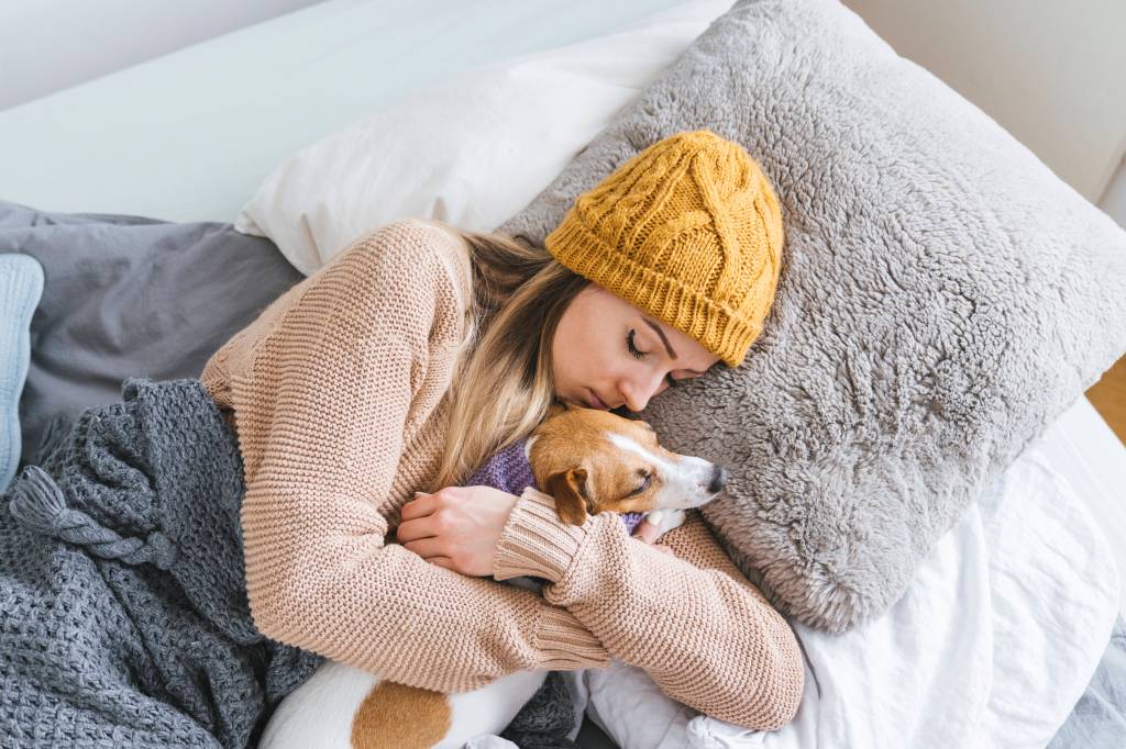 Hund kuschelt mit Frau