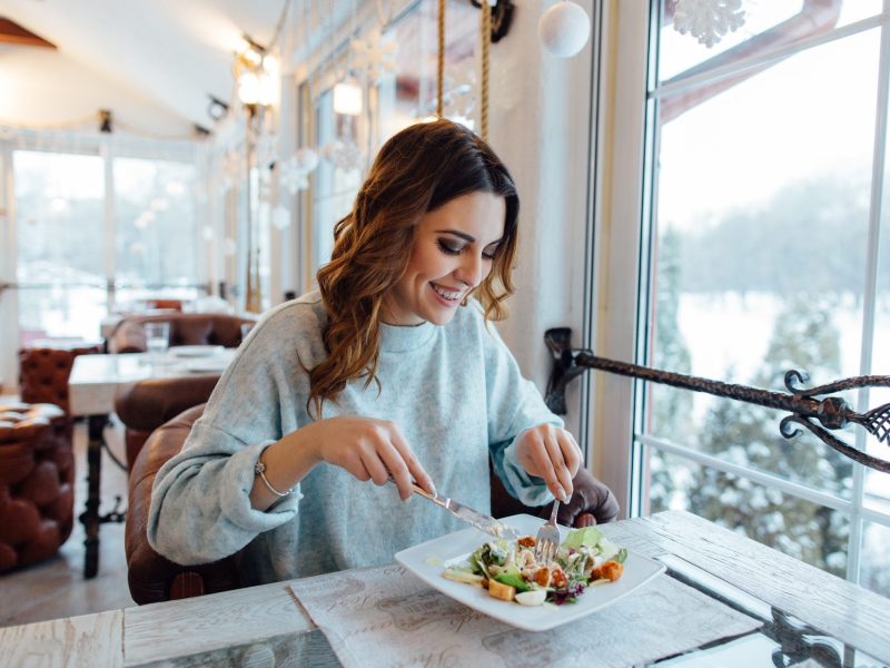 Frau Salat essen