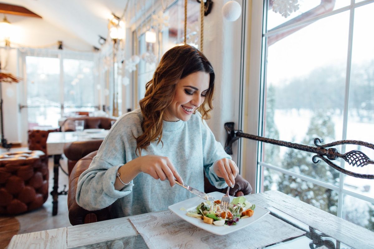 Frau Salat essen