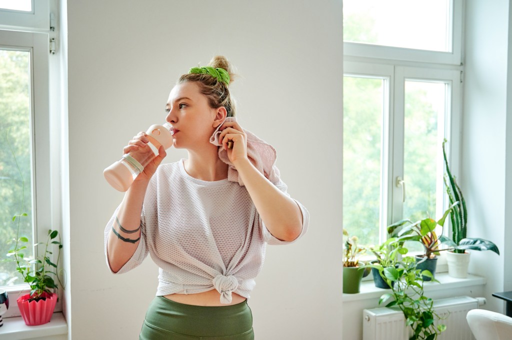 Frau Sport Wasser trinken