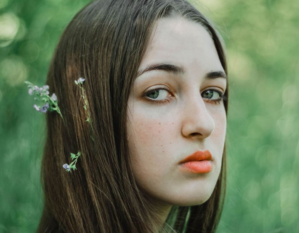 Frau mit Blumen im Haar