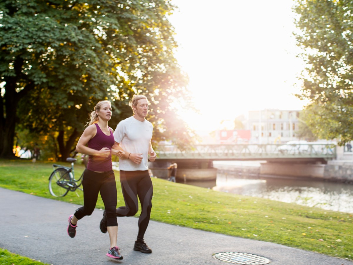 Paar joggt bei Sonnenaufgang